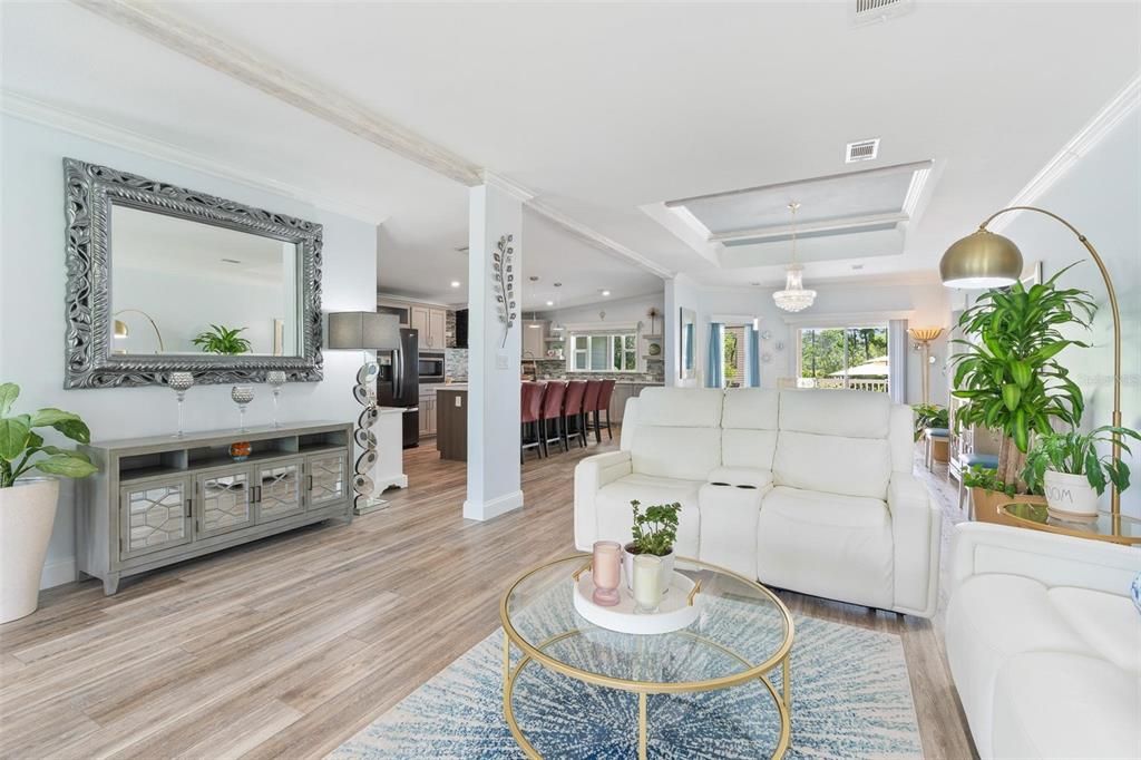 En Venta: $699,900 (3 camas, 2 baños, 2200 Pies cuadrados)