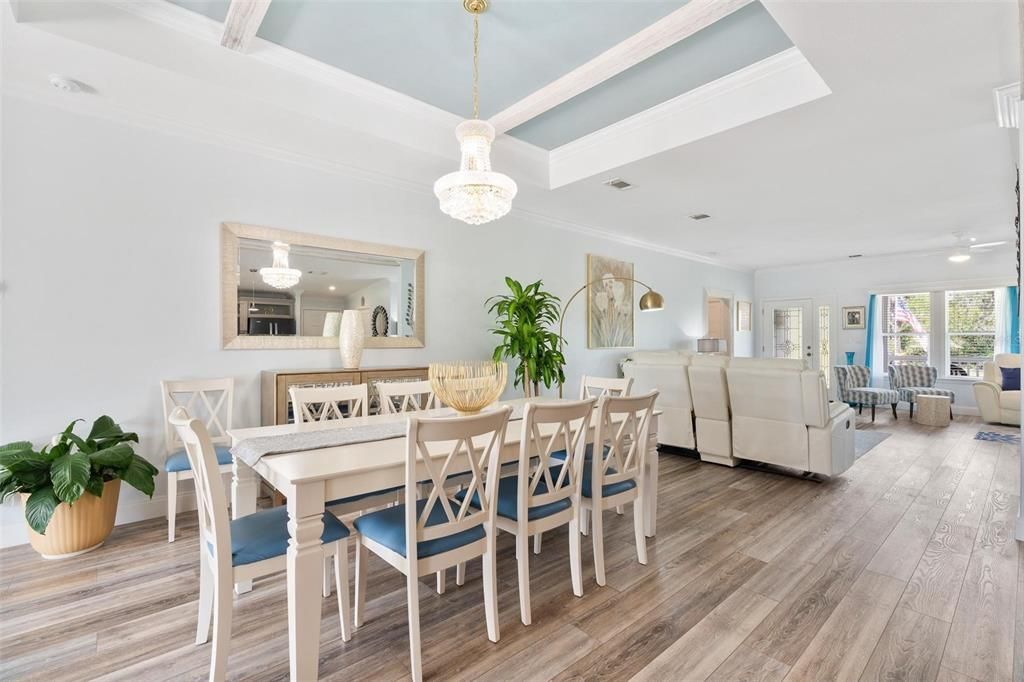 En Venta: $699,900 (3 camas, 2 baños, 2200 Pies cuadrados)