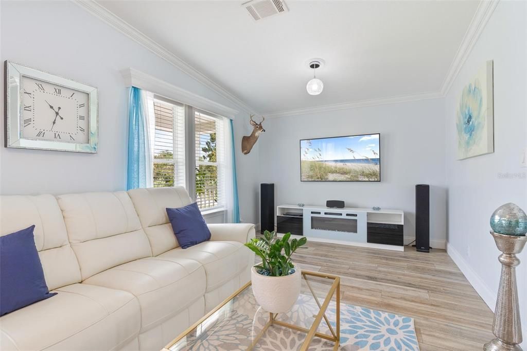 En Venta: $699,900 (3 camas, 2 baños, 2200 Pies cuadrados)