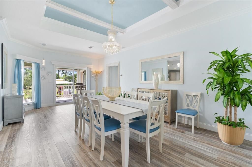 En Venta: $699,900 (3 camas, 2 baños, 2200 Pies cuadrados)