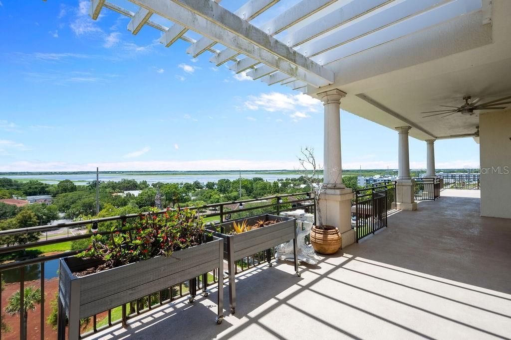 En Venta: $869,990 (4 camas, 3 baños, 3577 Pies cuadrados)