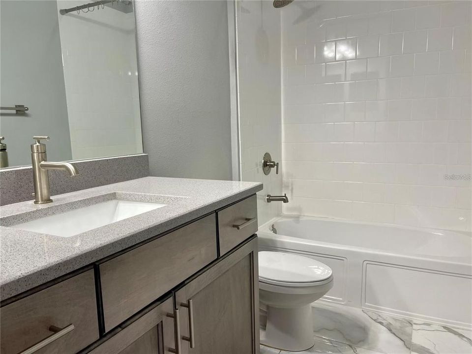 Activo con contrato: $2,600 (2 camas, 2 baños, 1579 Pies cuadrados)