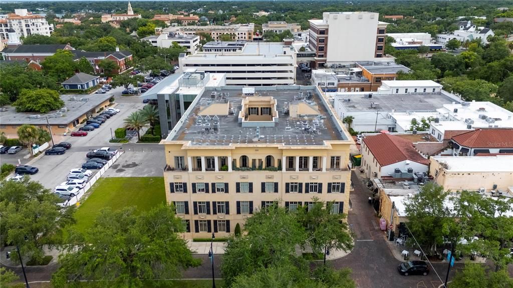 The Landmark Winter Park. Walk to Park Ave, Rollins College or the Winter Park 9-hole Golf Course.