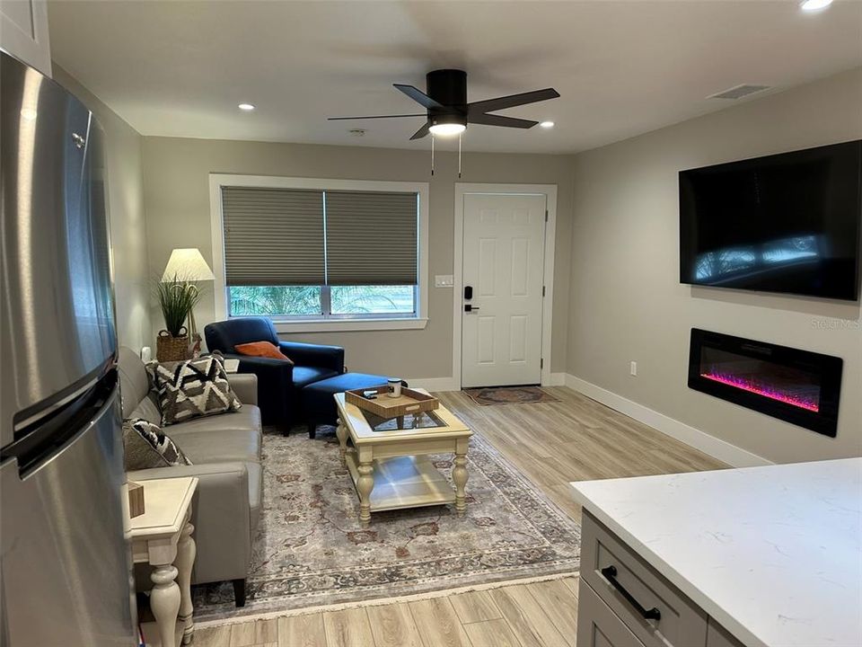 出租: $1,800 (2 贝兹, 1 浴室, 900 平方英尺)