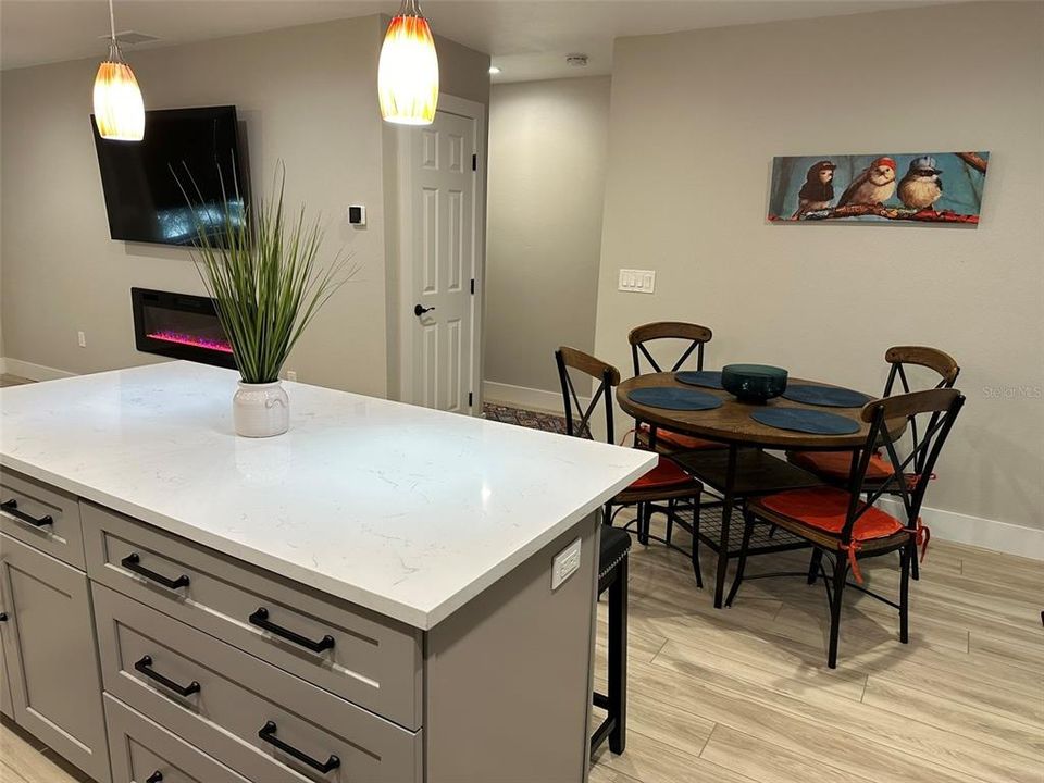 出租: $1,800 (2 贝兹, 1 浴室, 900 平方英尺)