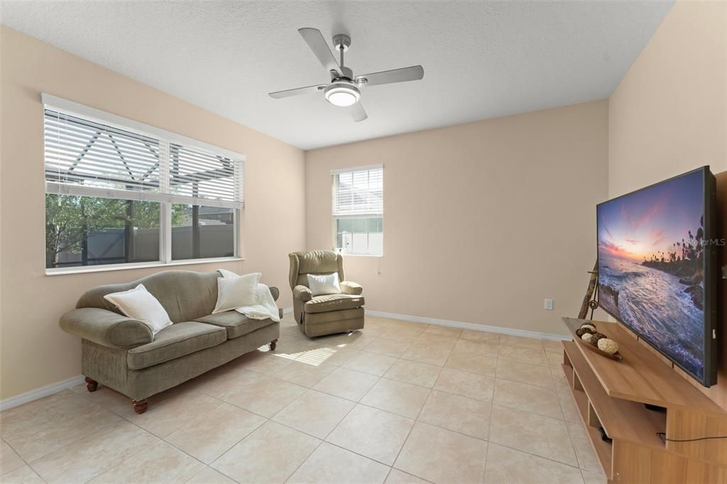 Под контрактом: $414,000 (3 спален, 2 ванн, 1748 Квадратных фут)