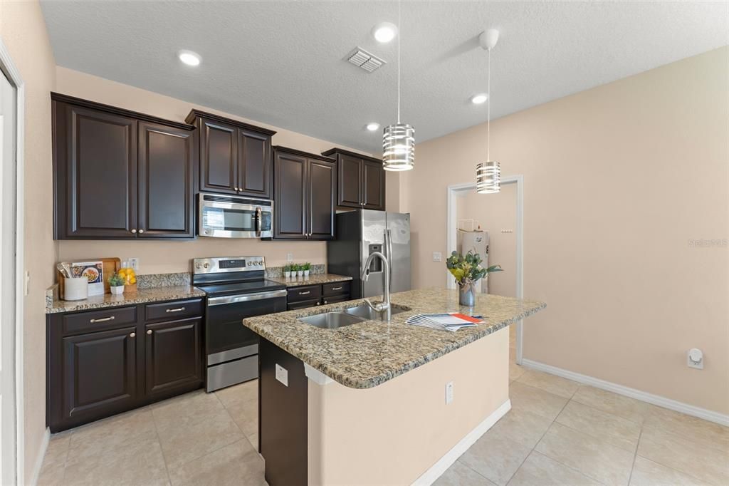 Под контрактом: $414,000 (3 спален, 2 ванн, 1748 Квадратных фут)