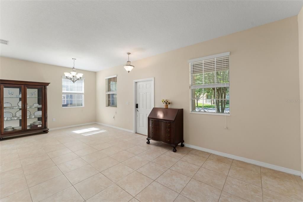 Под контрактом: $414,000 (3 спален, 2 ванн, 1748 Квадратных фут)