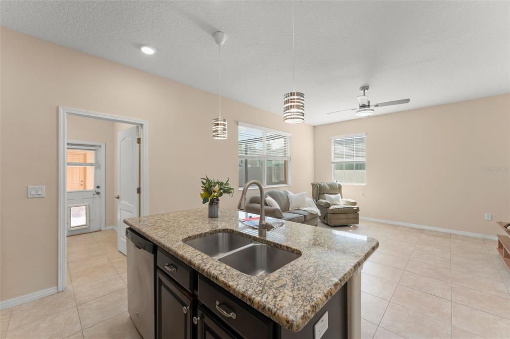 Под контрактом: $414,000 (3 спален, 2 ванн, 1748 Квадратных фут)