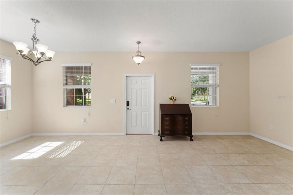 Под контрактом: $414,000 (3 спален, 2 ванн, 1748 Квадратных фут)