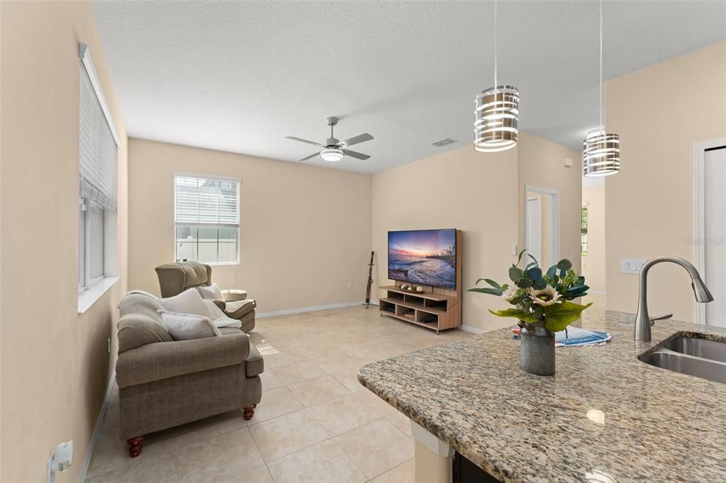 Под контрактом: $414,000 (3 спален, 2 ванн, 1748 Квадратных фут)