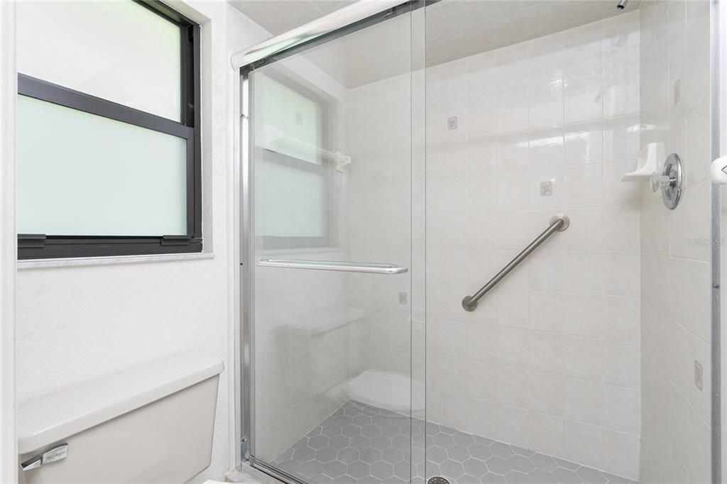 Activo con contrato: $299,000 (2 camas, 3 baños, 1384 Pies cuadrados)