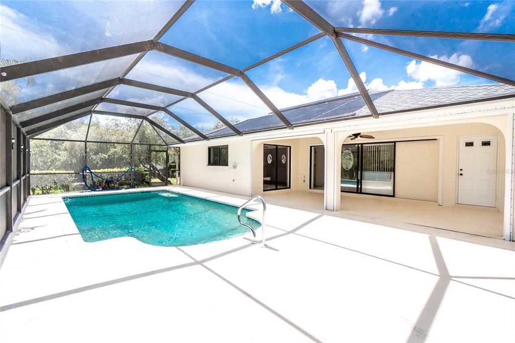 Activo con contrato: $299,000 (2 camas, 3 baños, 1384 Pies cuadrados)