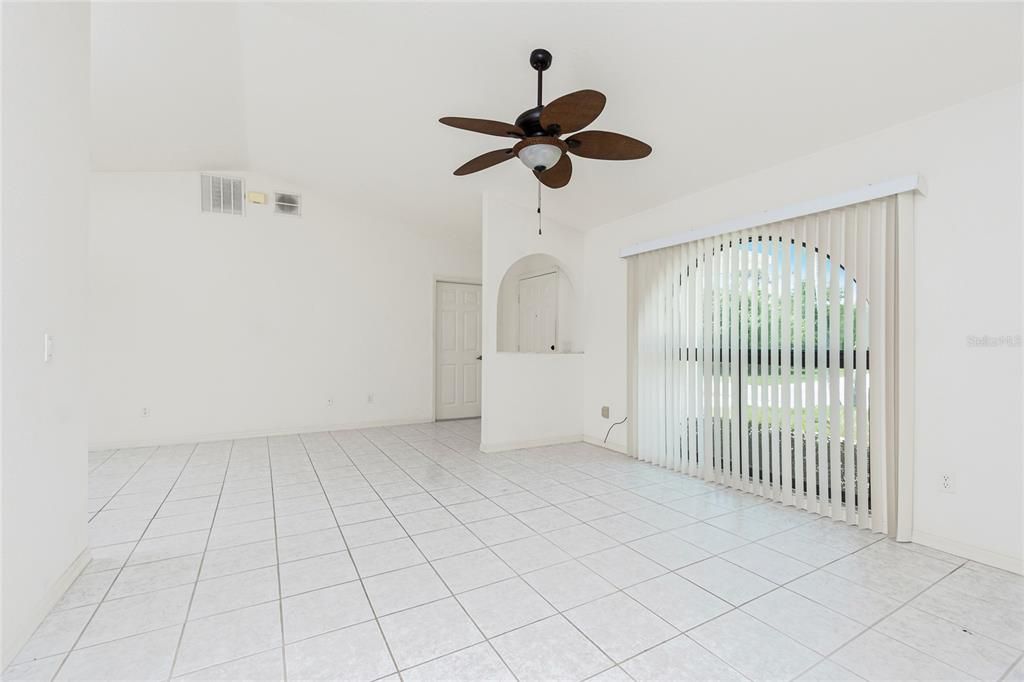 Activo con contrato: $299,000 (2 camas, 3 baños, 1384 Pies cuadrados)