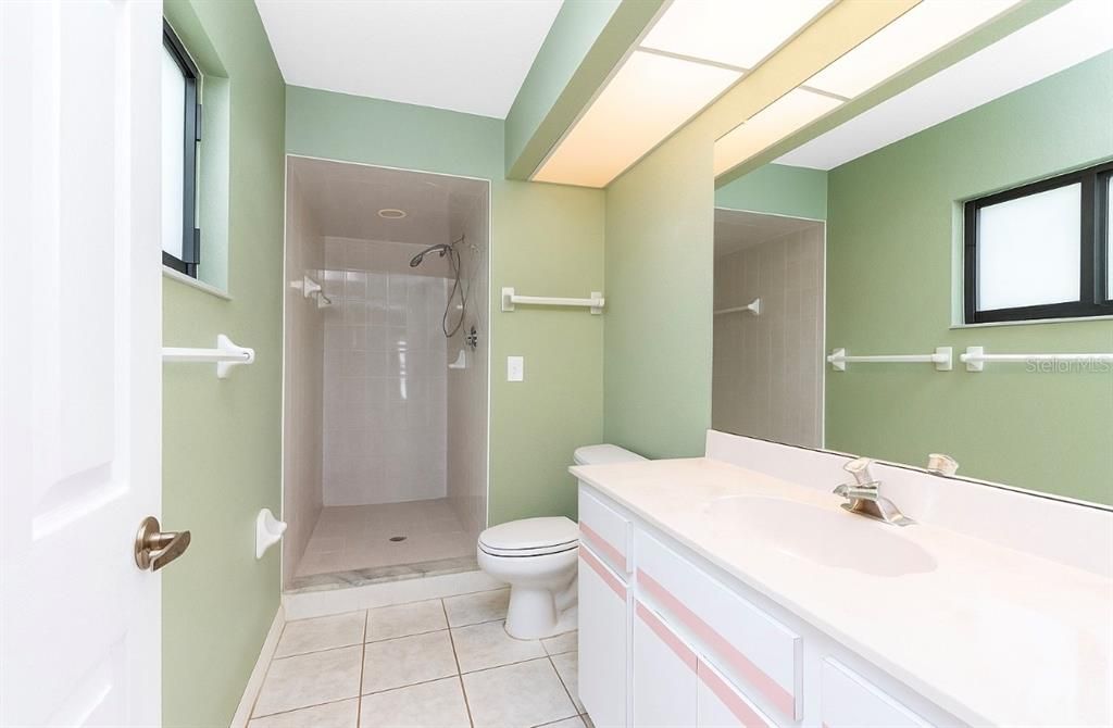 Activo con contrato: $299,000 (2 camas, 3 baños, 1384 Pies cuadrados)