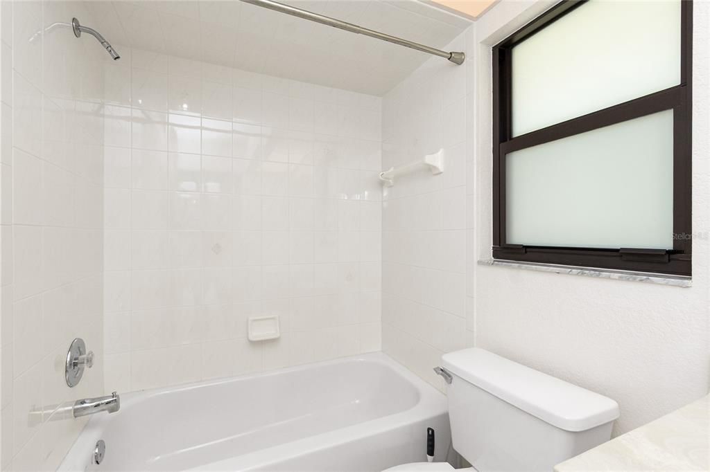 Activo con contrato: $299,000 (2 camas, 3 baños, 1384 Pies cuadrados)