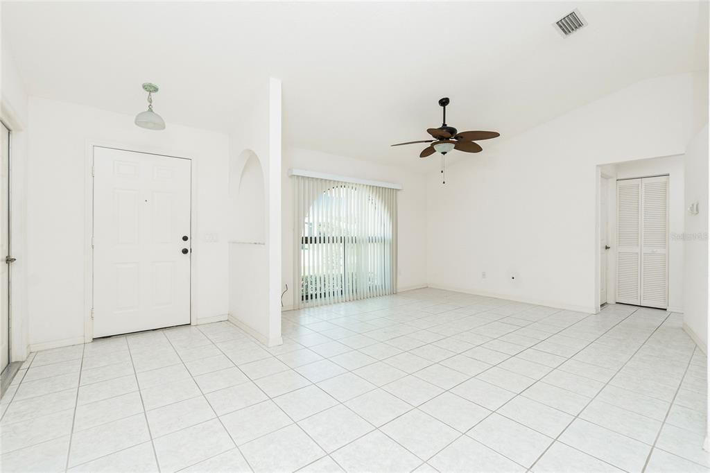 Activo con contrato: $299,000 (2 camas, 3 baños, 1384 Pies cuadrados)