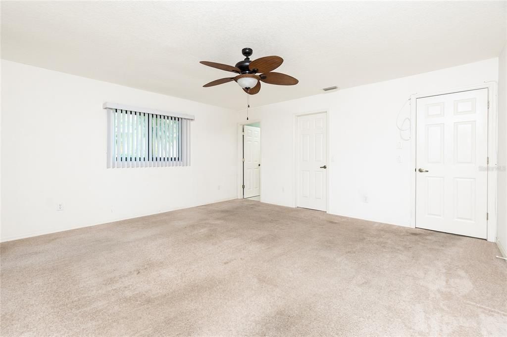 Activo con contrato: $299,000 (2 camas, 3 baños, 1384 Pies cuadrados)