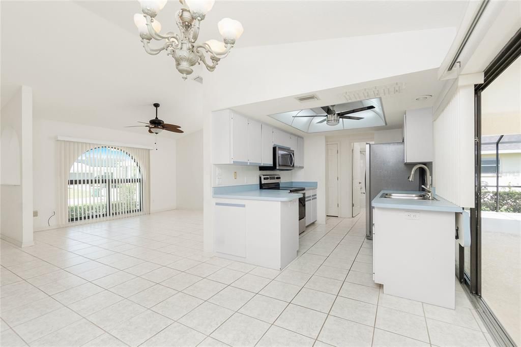 Activo con contrato: $299,000 (2 camas, 3 baños, 1384 Pies cuadrados)