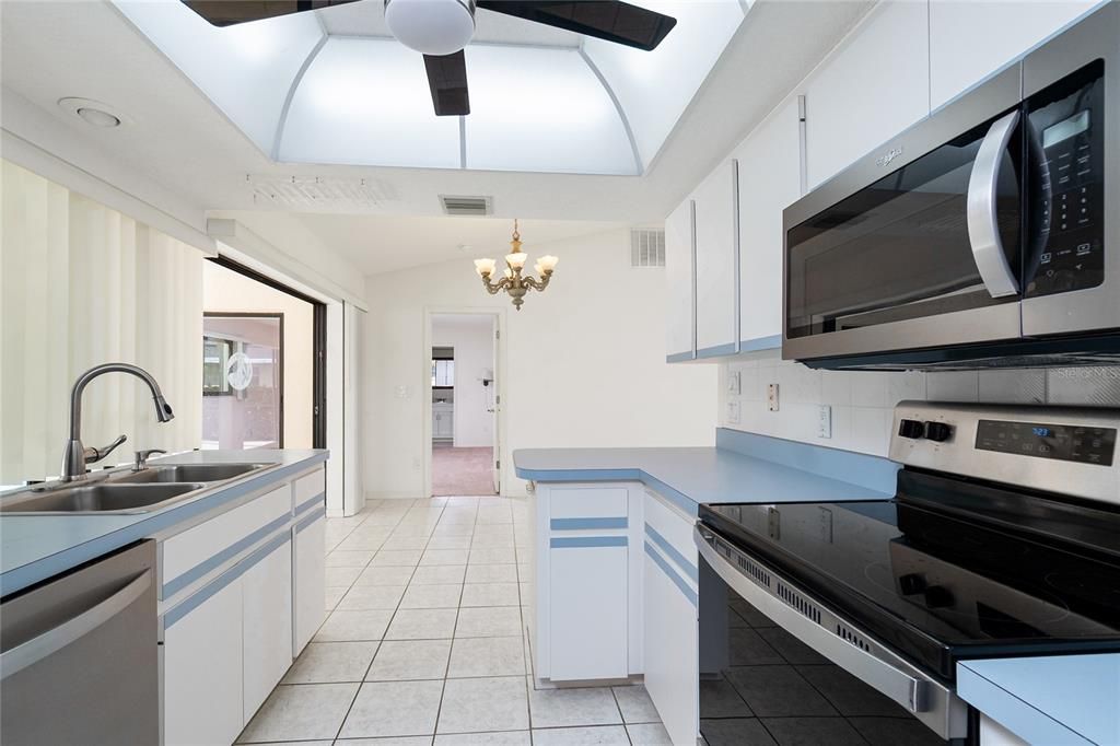 Activo con contrato: $299,000 (2 camas, 3 baños, 1384 Pies cuadrados)