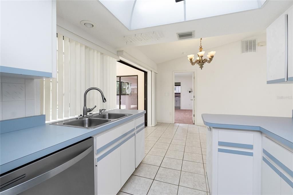 Activo con contrato: $299,000 (2 camas, 3 baños, 1384 Pies cuadrados)