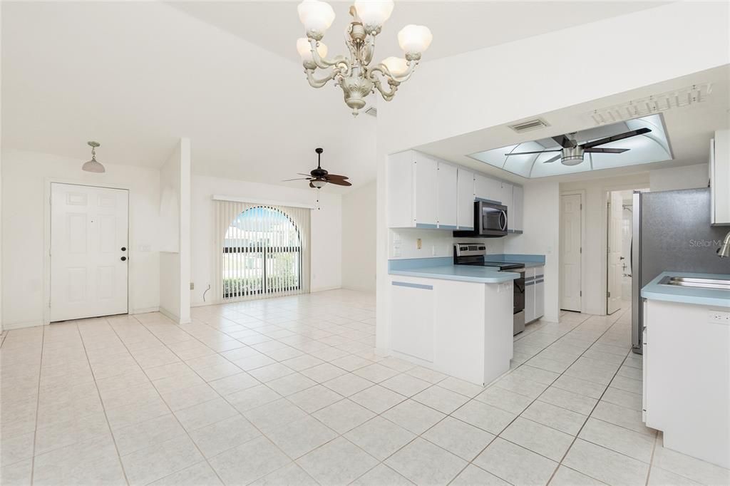 Activo con contrato: $299,000 (2 camas, 3 baños, 1384 Pies cuadrados)