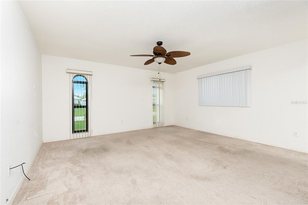 Activo con contrato: $299,000 (2 camas, 3 baños, 1384 Pies cuadrados)