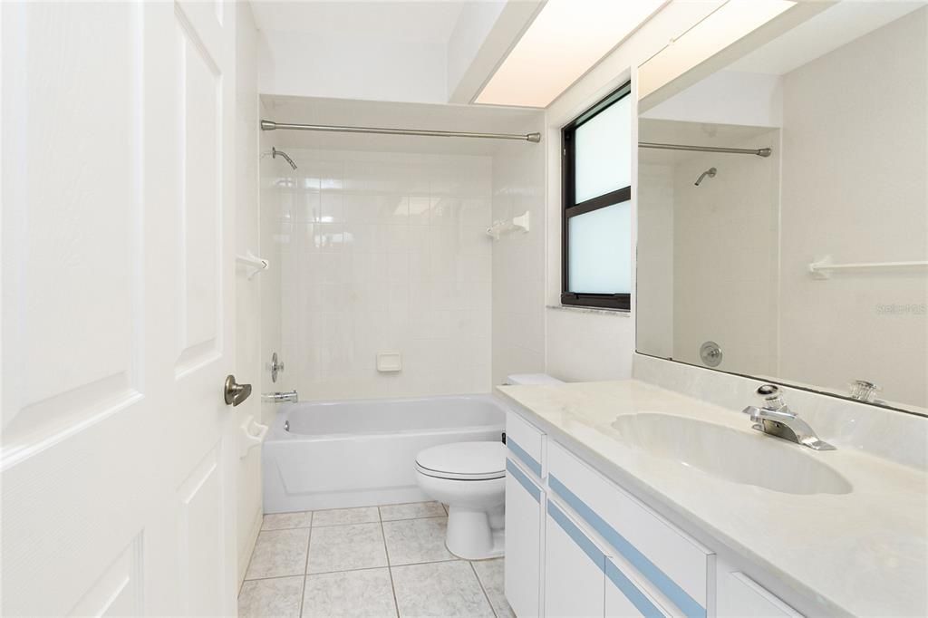 Activo con contrato: $299,000 (2 camas, 3 baños, 1384 Pies cuadrados)