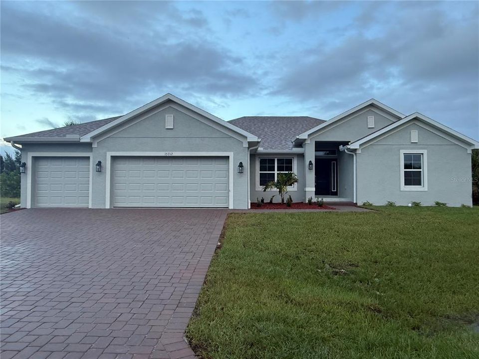 合同活跃: $447,450 (4 贝兹, 3 浴室, 2117 平方英尺)