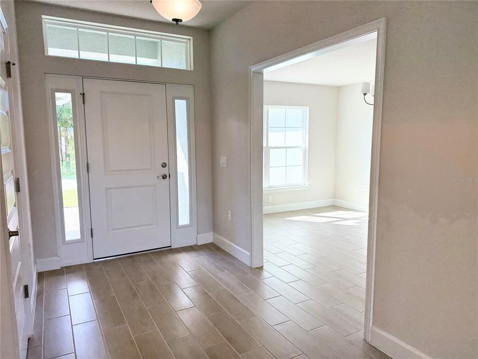 合同活跃: $447,450 (4 贝兹, 3 浴室, 2117 平方英尺)