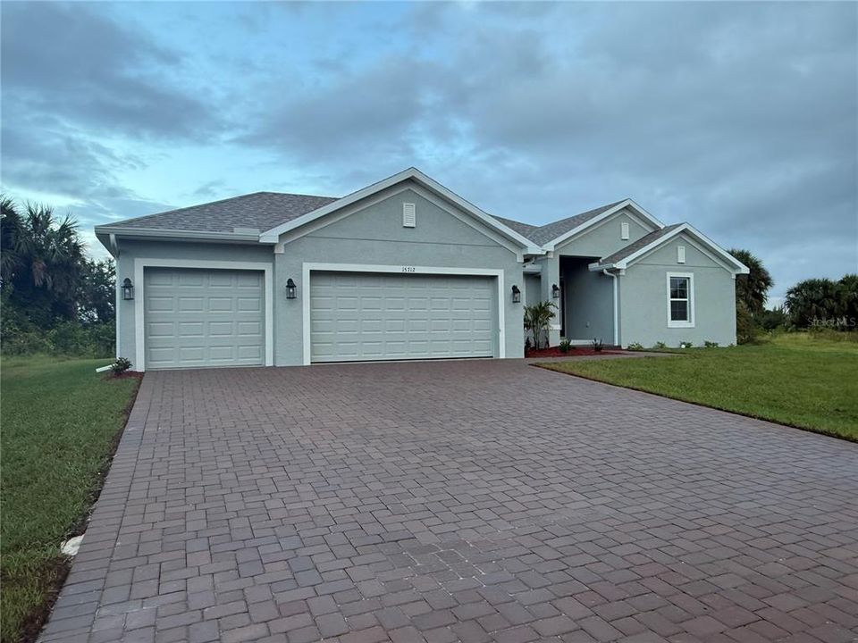 合同活跃: $447,450 (4 贝兹, 3 浴室, 2117 平方英尺)