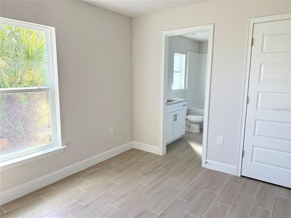 合同活跃: $447,450 (4 贝兹, 3 浴室, 2117 平方英尺)