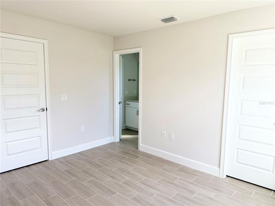 合同活跃: $447,450 (4 贝兹, 3 浴室, 2117 平方英尺)