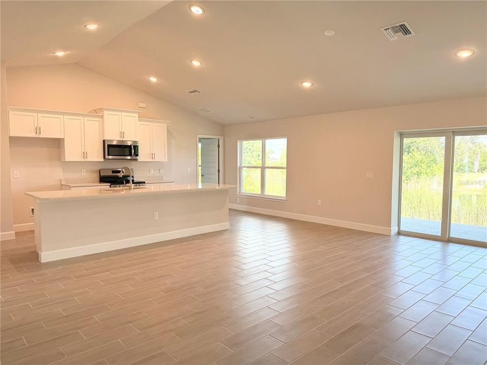 合同活跃: $447,450 (4 贝兹, 3 浴室, 2117 平方英尺)