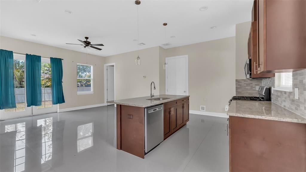 Active With Contract: $439,000 (3 beds, 3 baths, 1840 Square Feet)