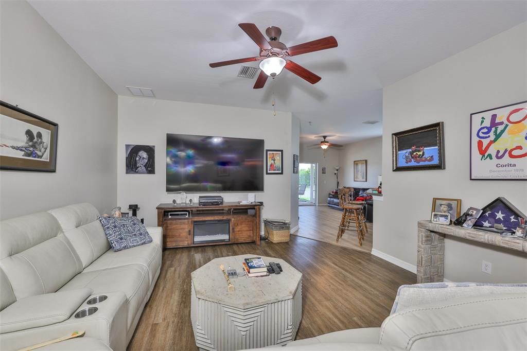 В аренду: $2,500 (4 спален, 2 ванн, 1887 Квадратных фут)