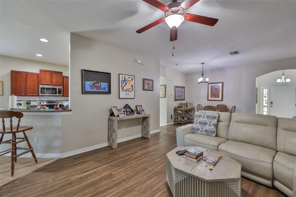 В аренду: $2,500 (4 спален, 2 ванн, 1887 Квадратных фут)