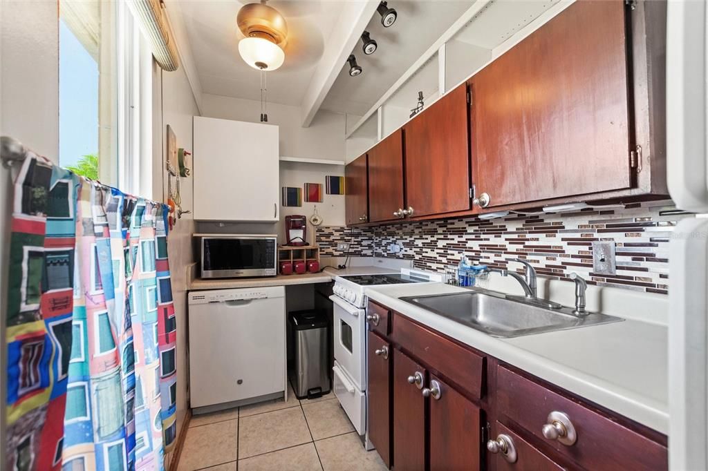 待售: $140,000 (1 贝兹, 1 浴室, 648 平方英尺)