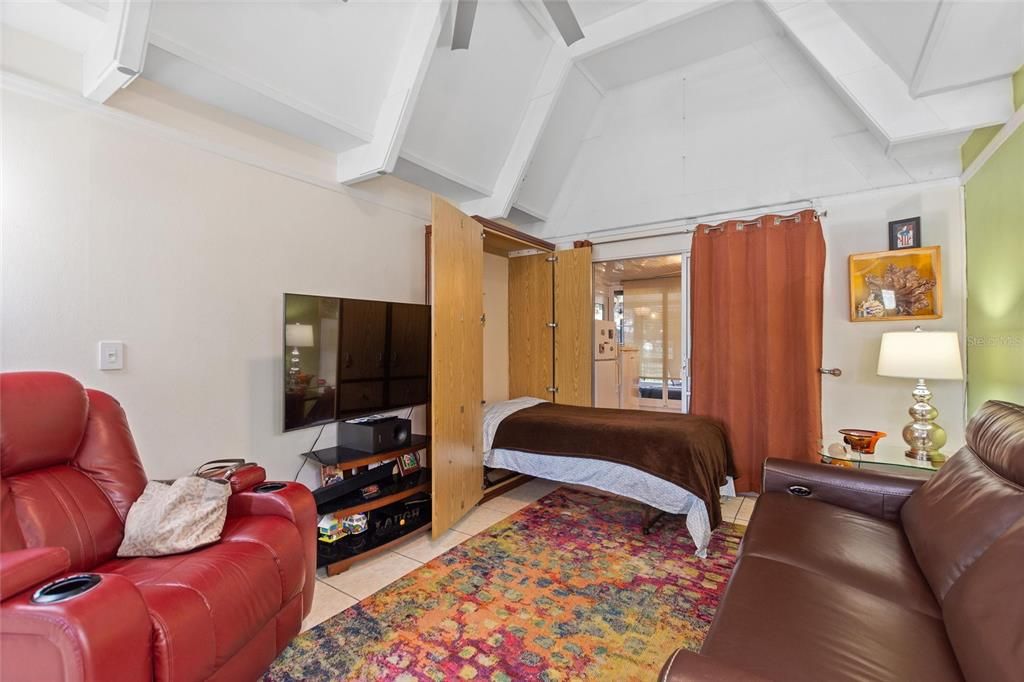 待售: $140,000 (1 贝兹, 1 浴室, 648 平方英尺)