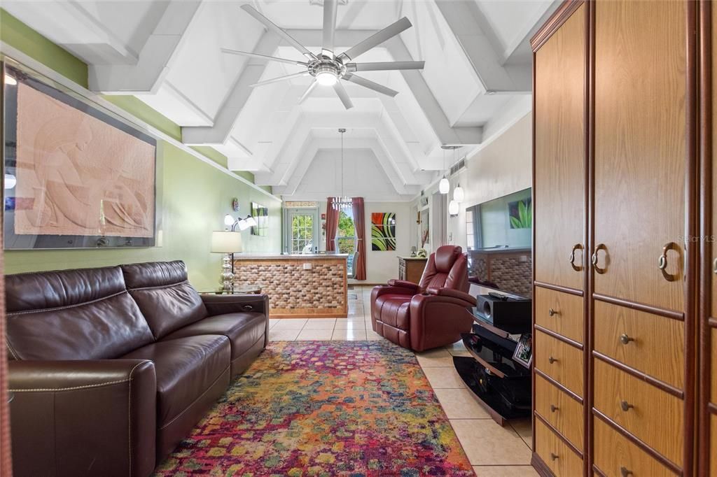 待售: $140,000 (1 贝兹, 1 浴室, 648 平方英尺)