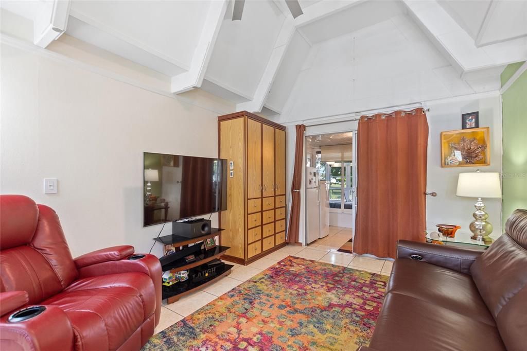 待售: $140,000 (1 贝兹, 1 浴室, 648 平方英尺)