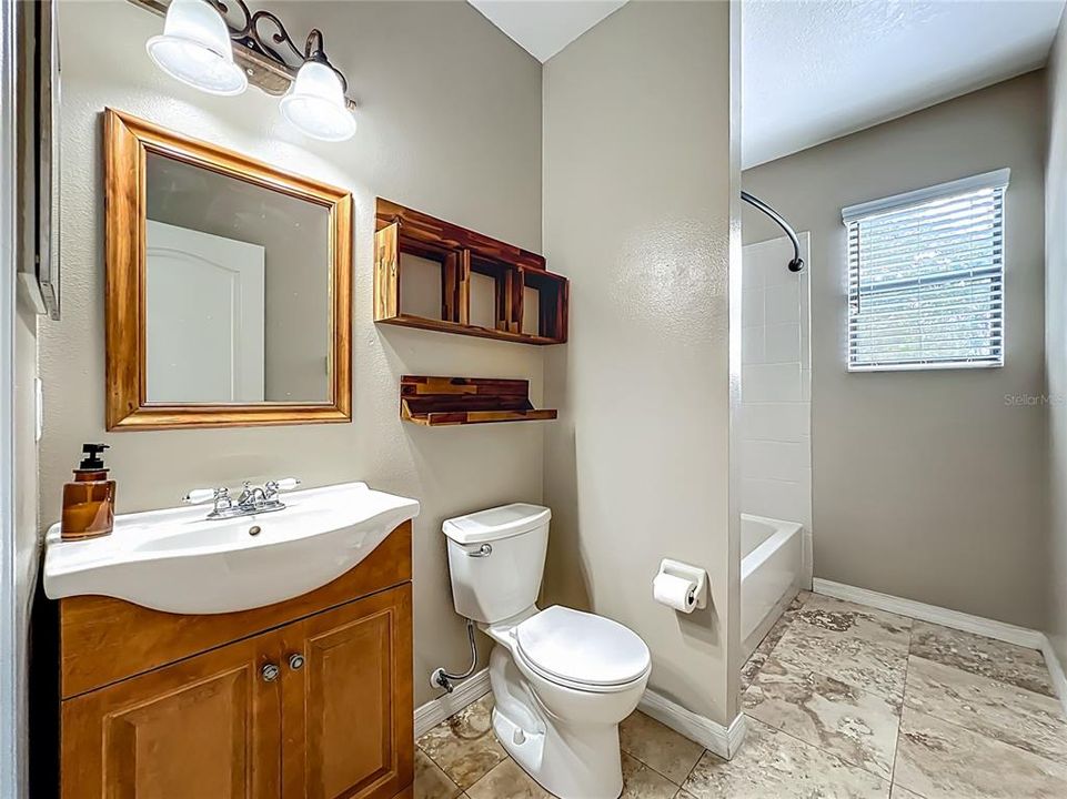 Под контрактом: $424,900 (4 спален, 2 ванн, 2140 Квадратных фут)