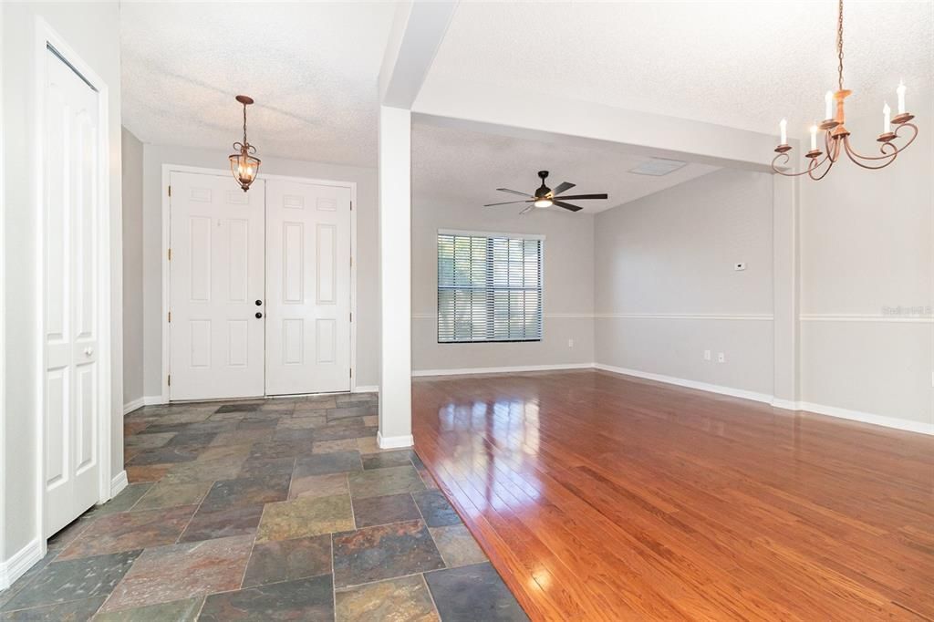 Под контрактом: $424,900 (4 спален, 2 ванн, 2140 Квадратных фут)