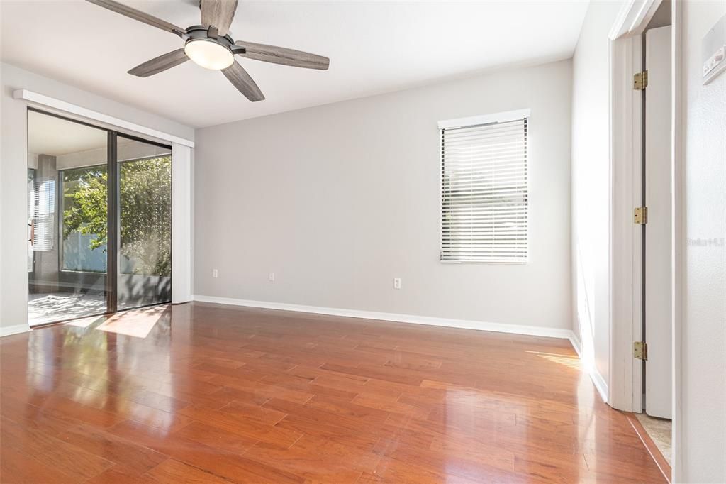 Под контрактом: $424,900 (4 спален, 2 ванн, 2140 Квадратных фут)