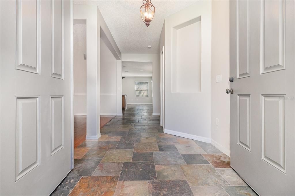 Под контрактом: $424,900 (4 спален, 2 ванн, 2140 Квадратных фут)