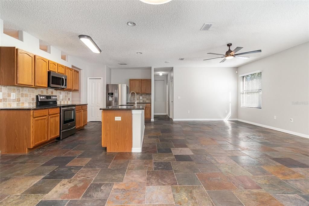 Под контрактом: $424,900 (4 спален, 2 ванн, 2140 Квадратных фут)