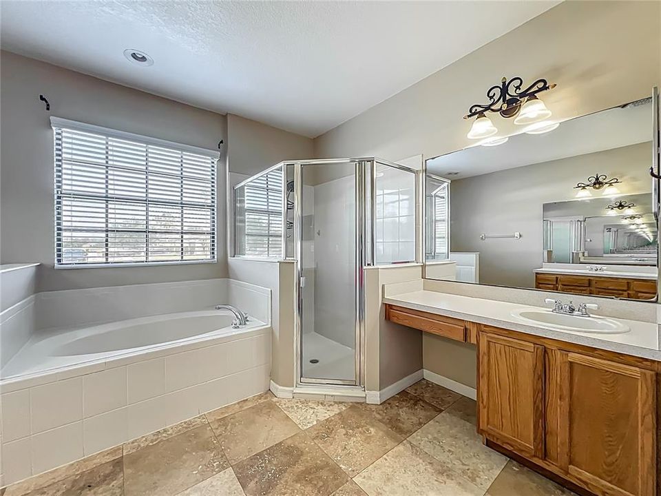 Под контрактом: $424,900 (4 спален, 2 ванн, 2140 Квадратных фут)