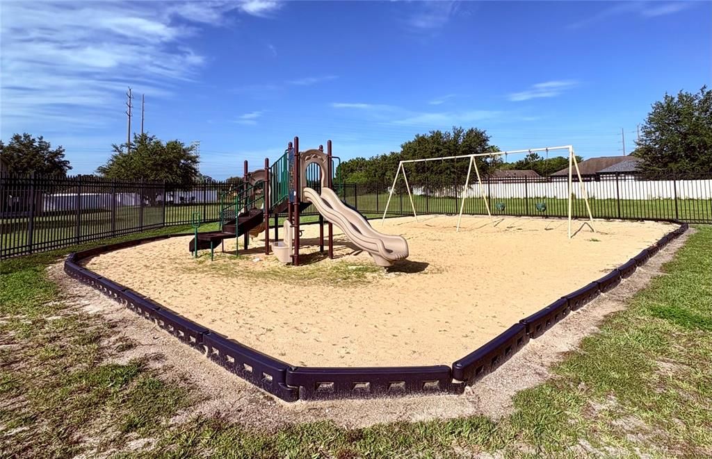 Под контрактом: $424,900 (4 спален, 2 ванн, 2140 Квадратных фут)