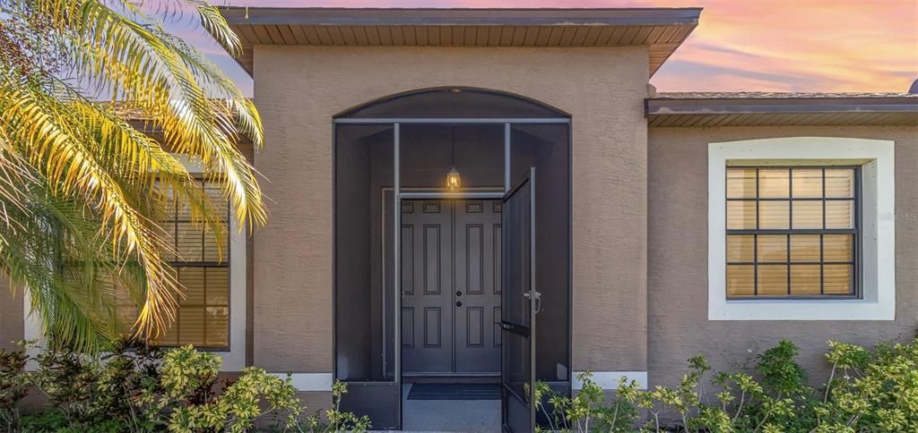 Под контрактом: $424,900 (4 спален, 2 ванн, 2140 Квадратных фут)