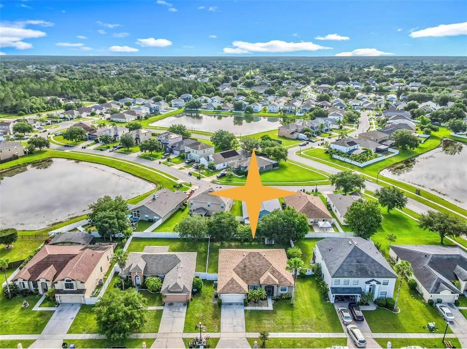 Под контрактом: $424,900 (4 спален, 2 ванн, 2140 Квадратных фут)